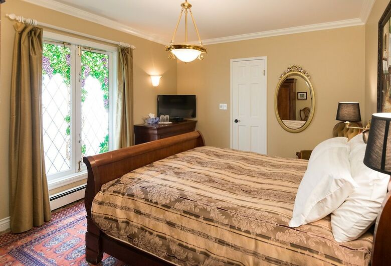 English Bay Inn Bed And Breakfast