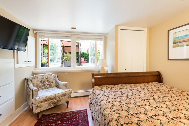 English Bay Inn Bed And Breakfast
