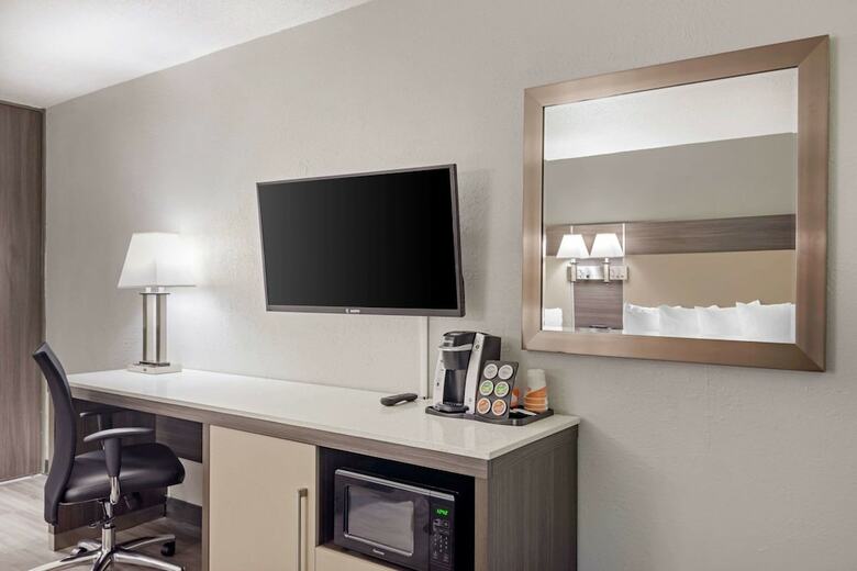 Hotel Quality Inn & Suites