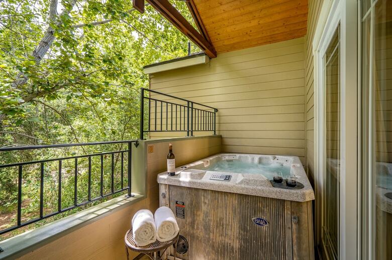 Hotel Avila Village Inn