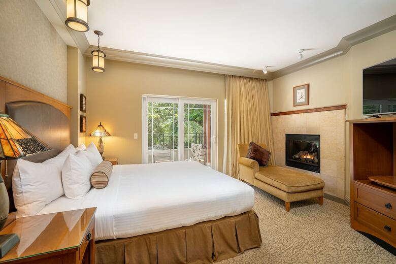 Hotel Avila Village Inn