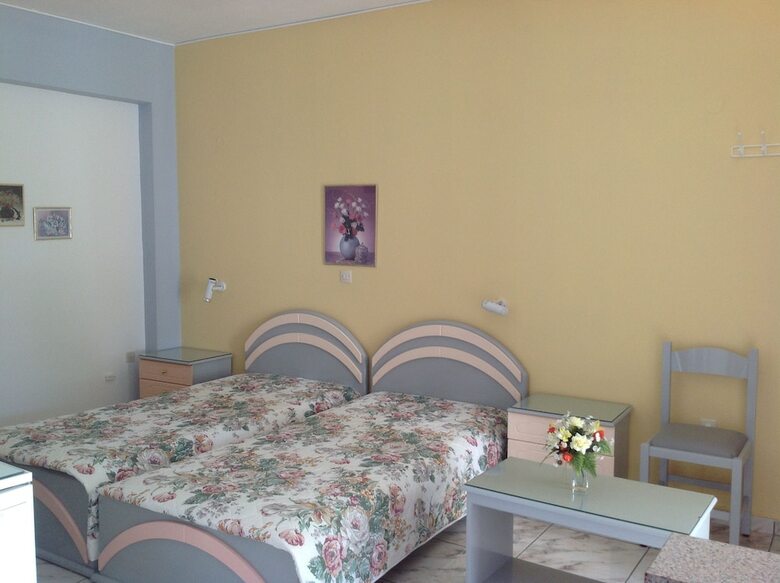 Hotel Travlos Studios