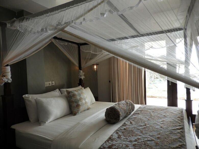 Sapphire Seas Beachfront Hotel