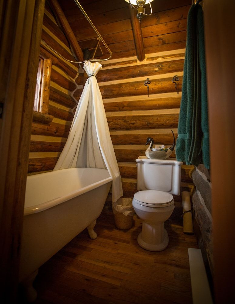 Storm Mountain Lodge Cabins & Dining