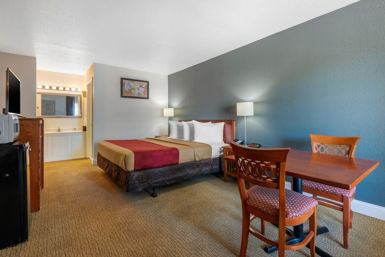 Hotel Econo Lodge Airport At Rj Stadium
