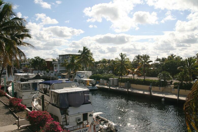 Hotel Waterside Suites & Marina