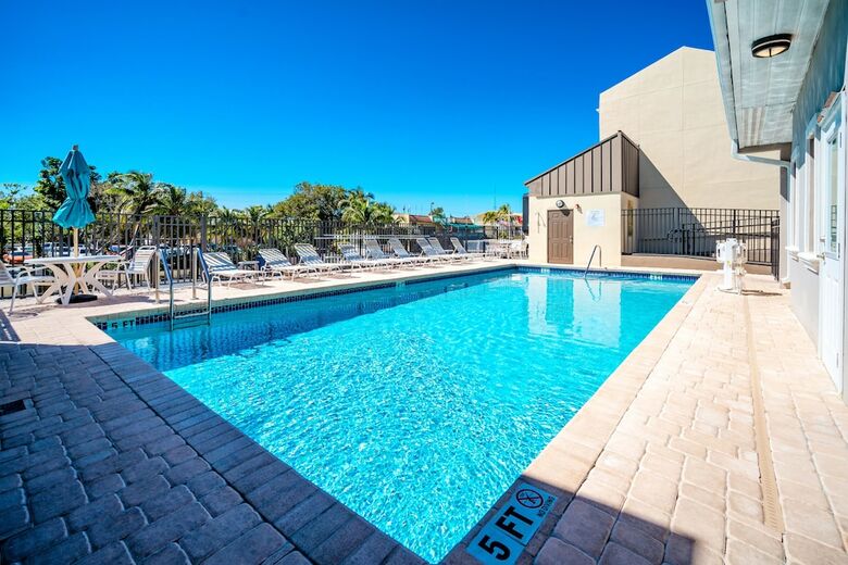 Hotel Waterside Suites & Marina