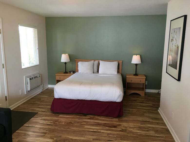 Clear Lake Cottages & Marina