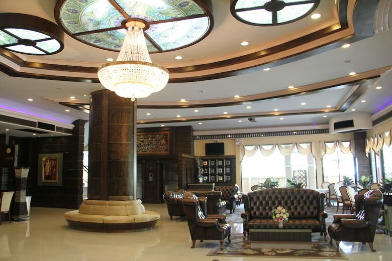 Ruean Phae Royal Park Hotel