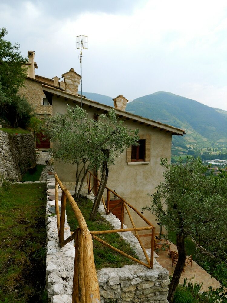 Guesthouse Runcini Dormire In Un Borgo Medievale