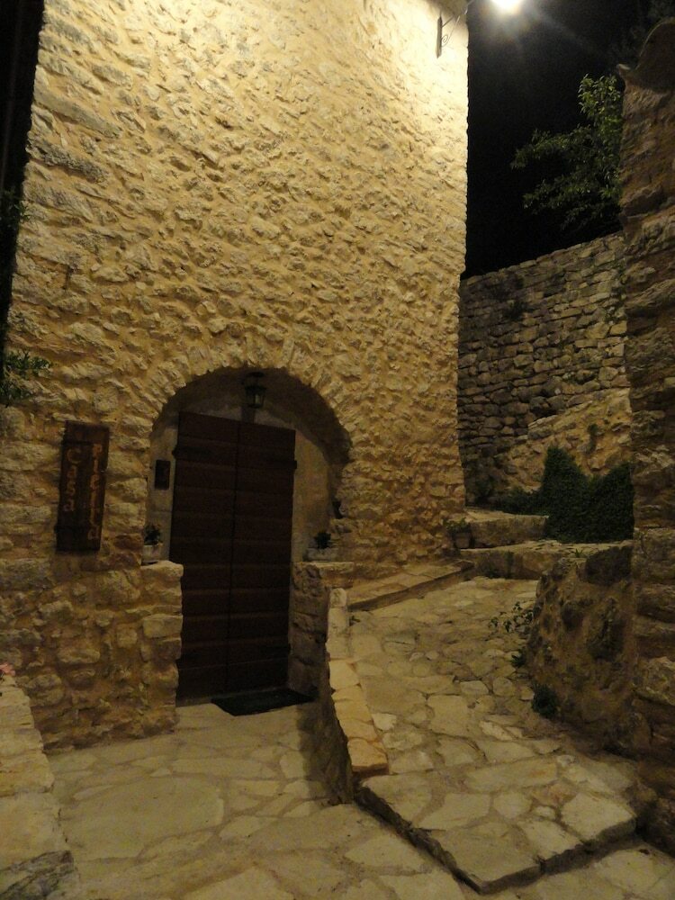 Guesthouse Runcini Dormire In Un Borgo Medievale