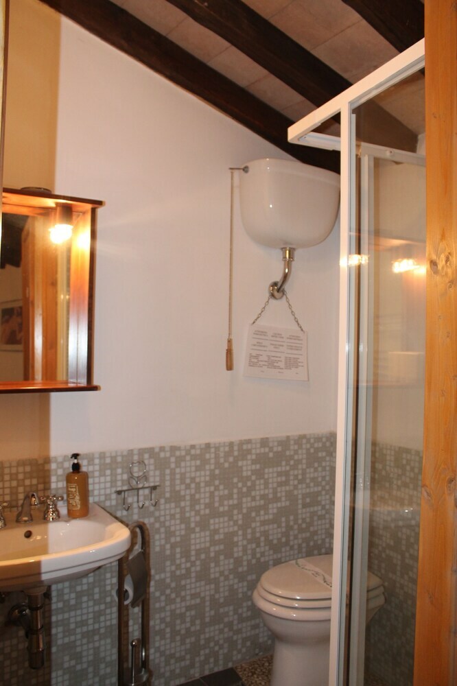 Guesthouse Runcini Dormire In Un Borgo Medievale