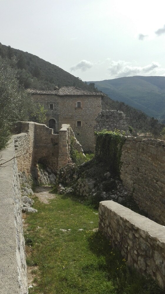 Guesthouse Runcini Dormire In Un Borgo Medievale