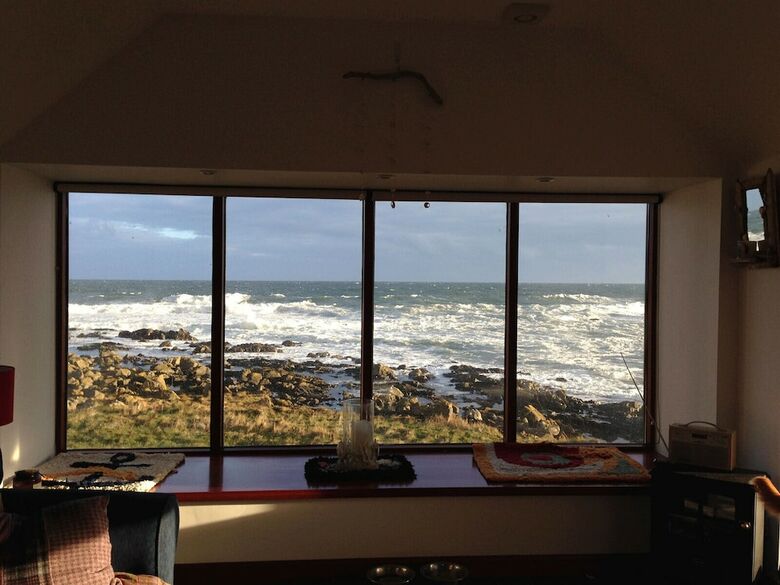 Pew With A View - Pet Friendly Seafront Cottage, Secure Shorefront Garden
