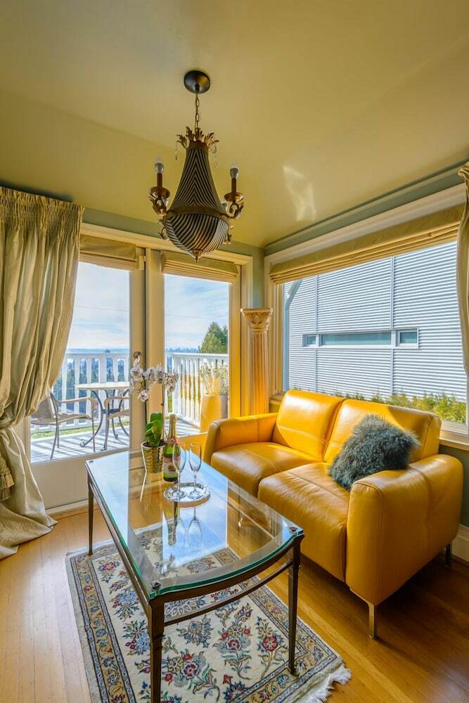 Crystal's View Bed & Breakfast
