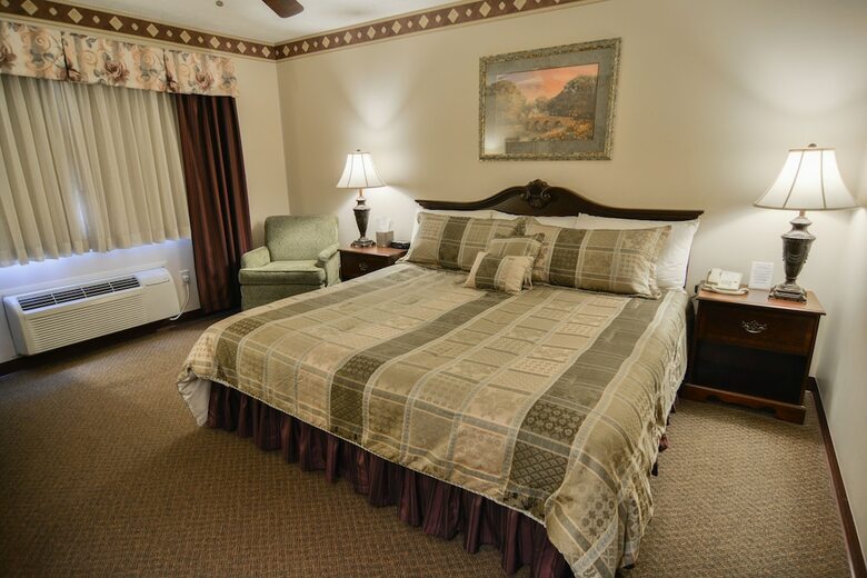 Hotel Hearthstone Inn & Suites