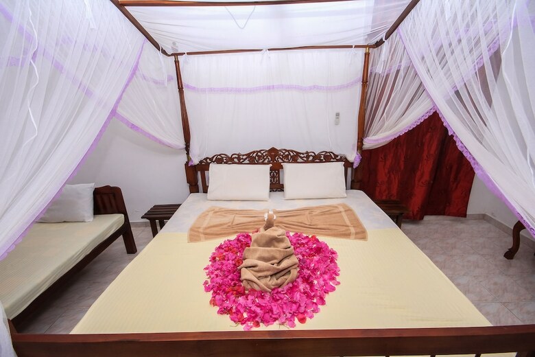 Hotel Negombo Village