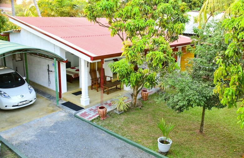 Hotel Negombo Village