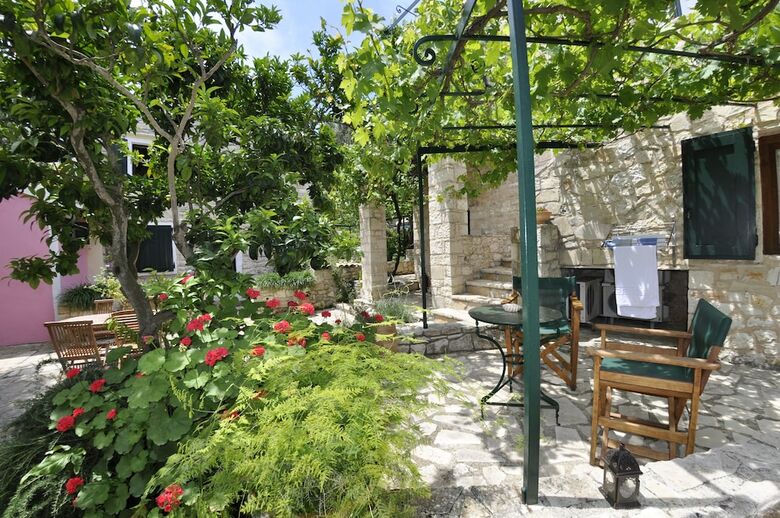 Adamantia Hotel