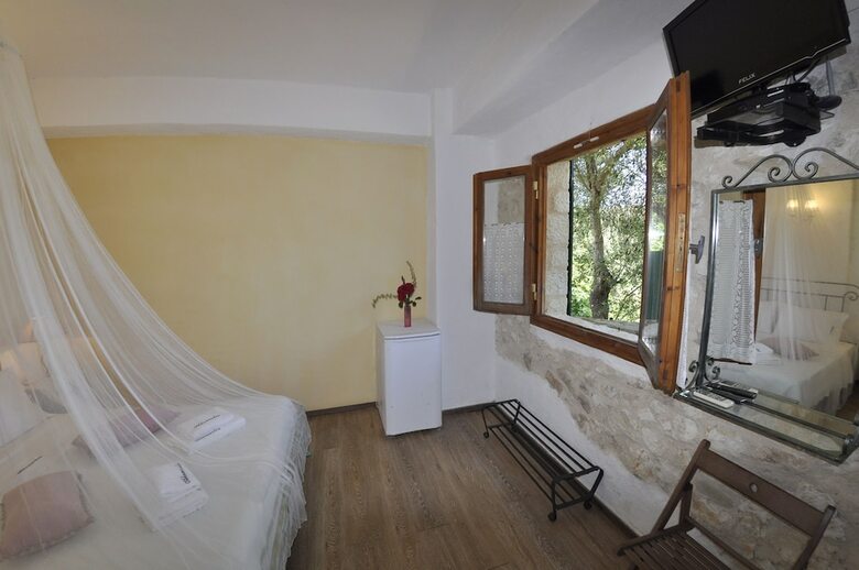 Adamantia Hotel