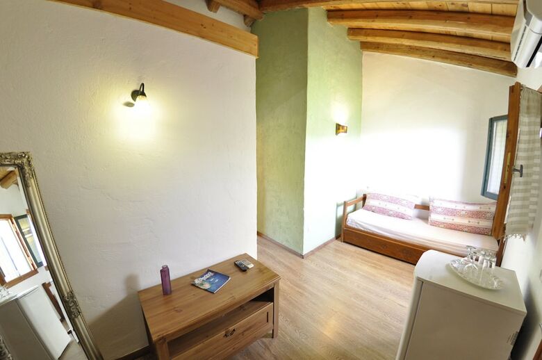 Adamantia Hotel