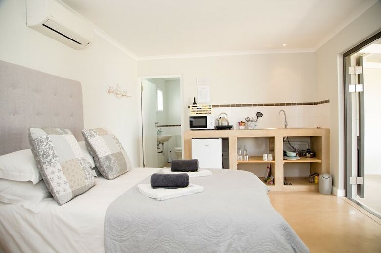 401 Rozendal Cottages