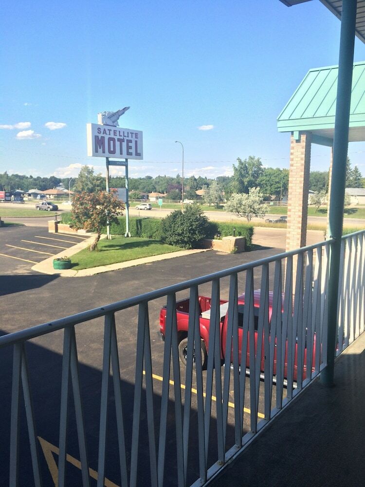 Satellite Motel