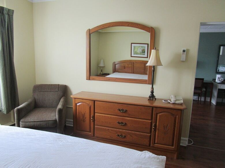 Hotel Claymore Inn & Suites