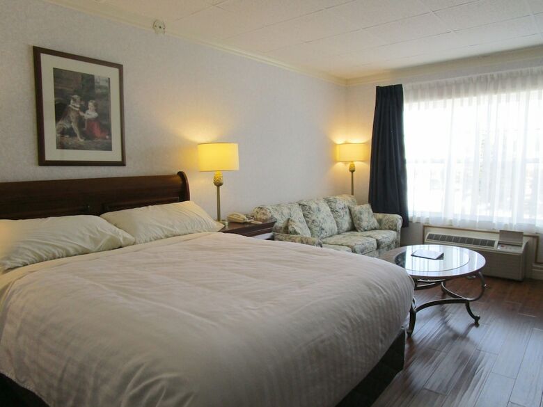 Hotel Claymore Inn & Suites