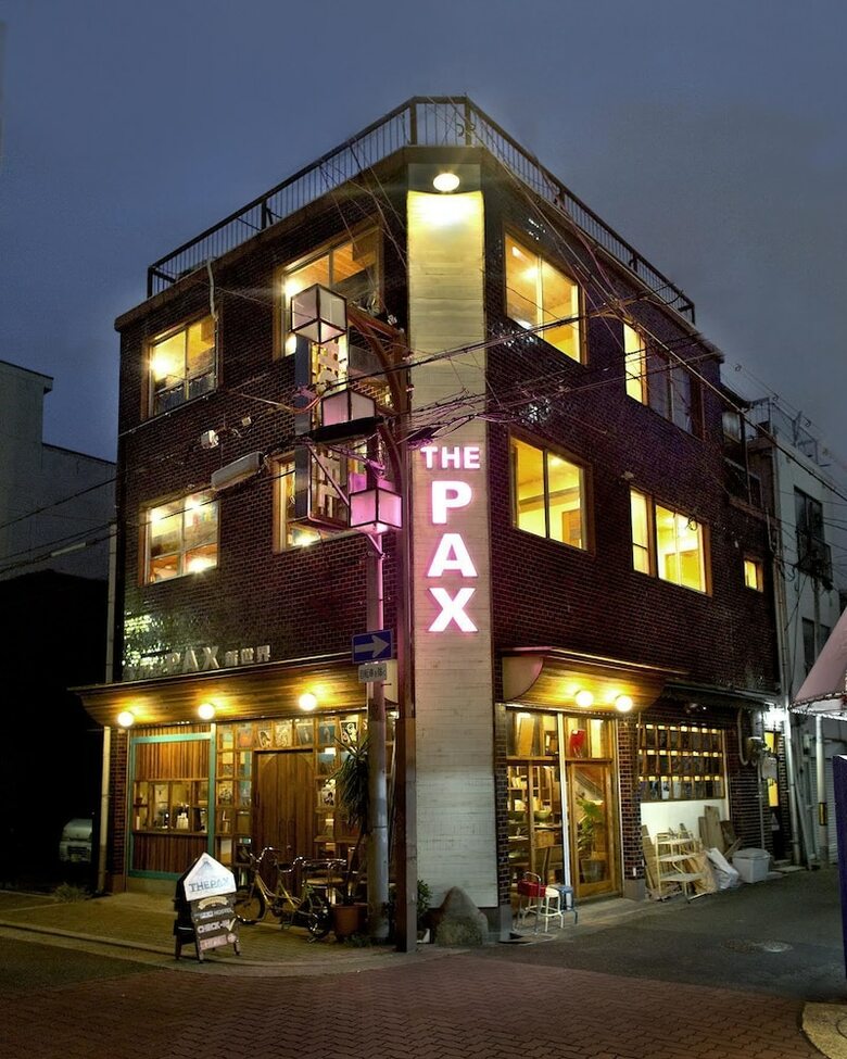 Hostal The Pax Hostel / Cafe / Records