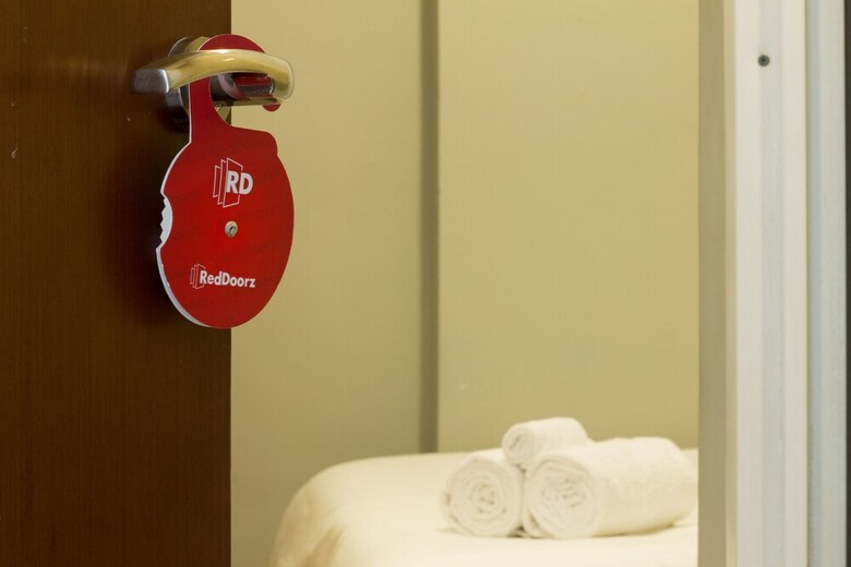Hotel Reddoorz @ Lebak Bulus Raya 3