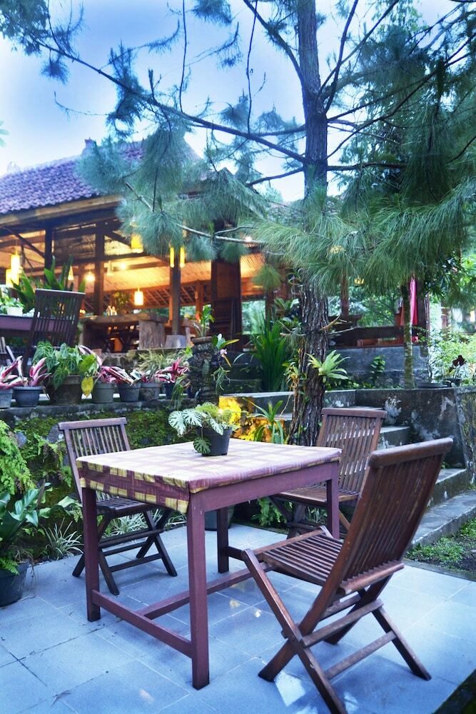 Hotel The Riverside Javanese Cottages