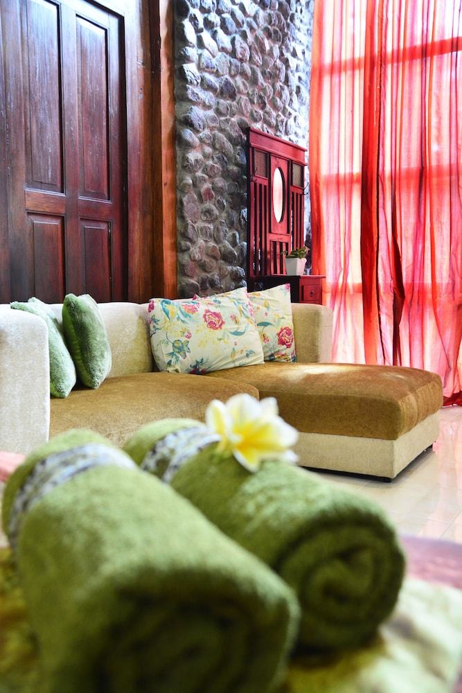 Hotel The Riverside Javanese Cottages