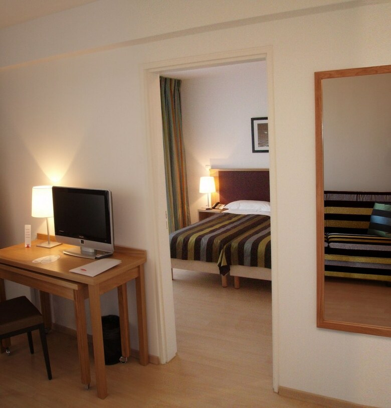 Residhome Appart Hotel Paris-massy