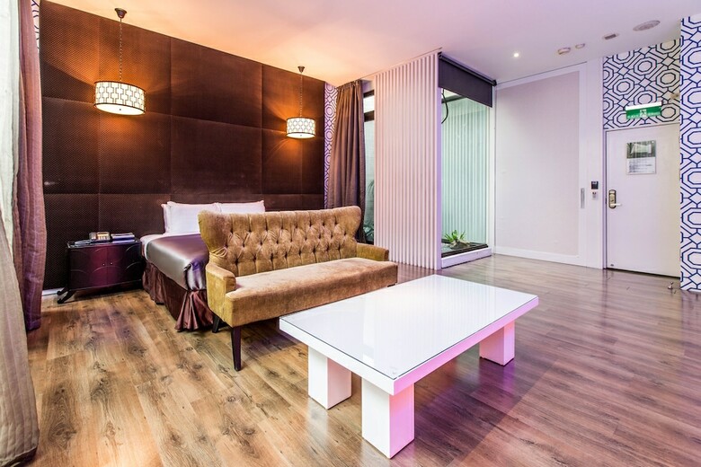 Ease Motel