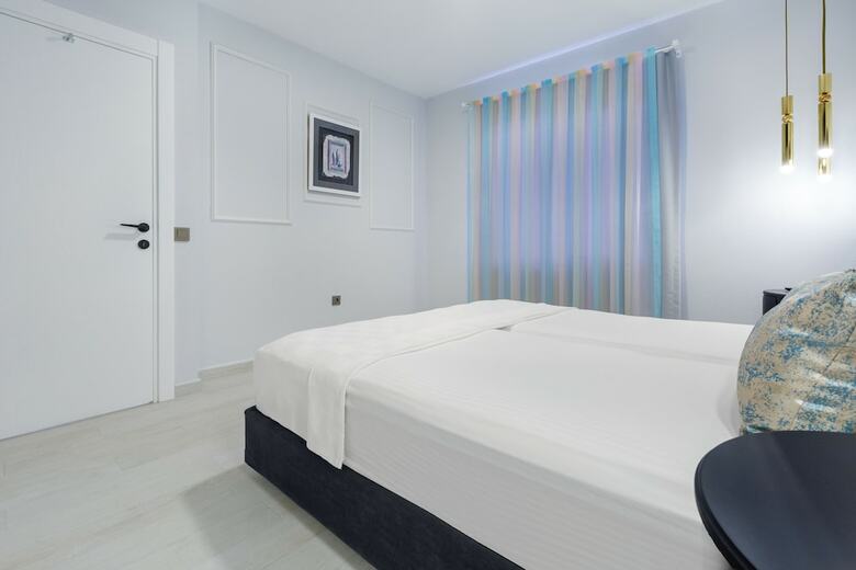Twin Apart Hotel