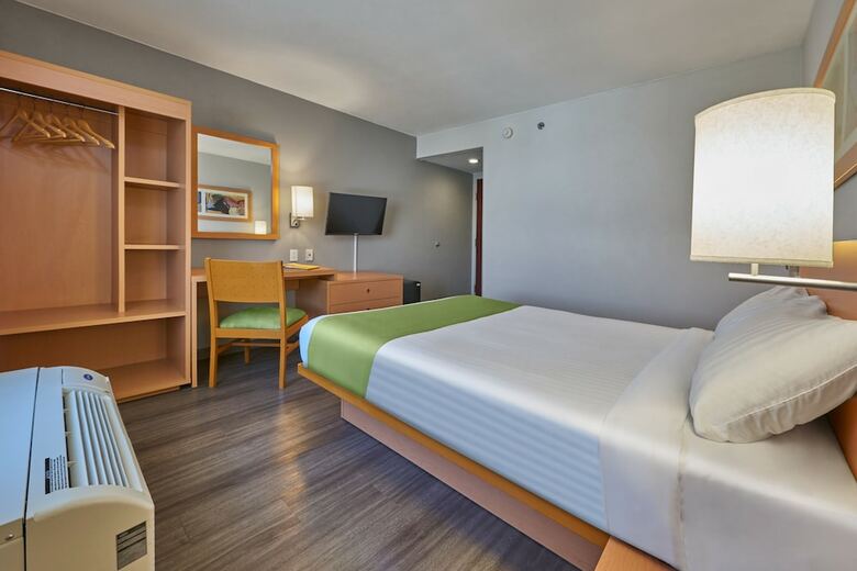 Hotel City Express Celaya Parque