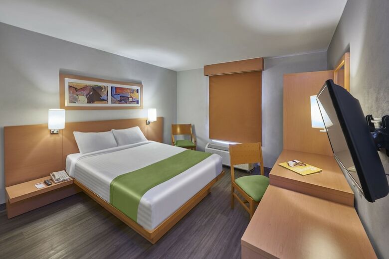 Hotel City Express Celaya Parque