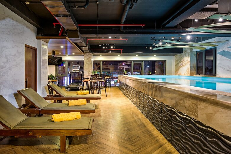 White Sand Hotel & Apartment