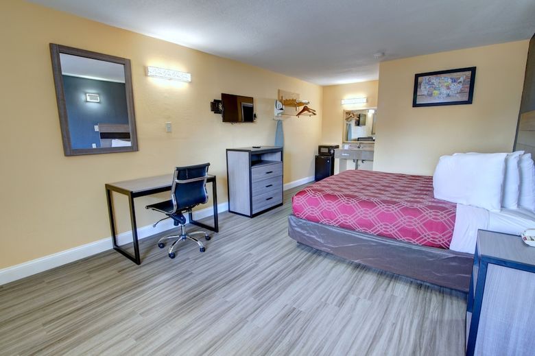 Hotel Econo Lodge At Military Circle