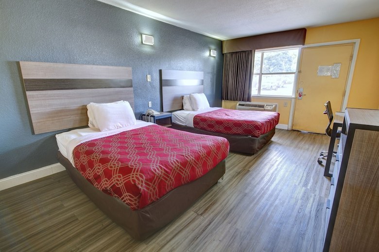 Hotel Econo Lodge At Military Circle