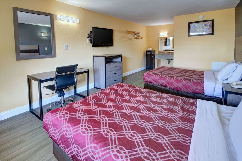 Hotel Econo Lodge At Military Circle