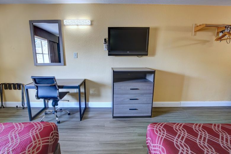 Hotel Econo Lodge At Military Circle