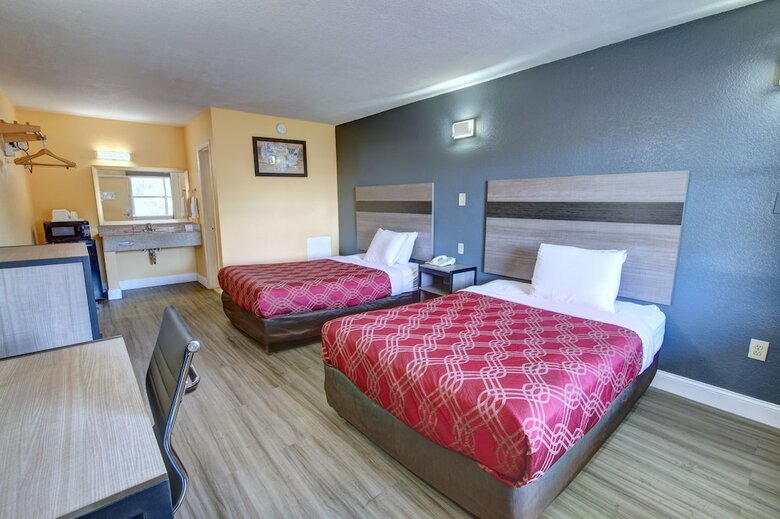 Hotel Econo Lodge At Military Circle