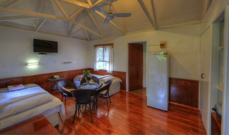 Hotel The Friendly Islander (Papiloa's Place)