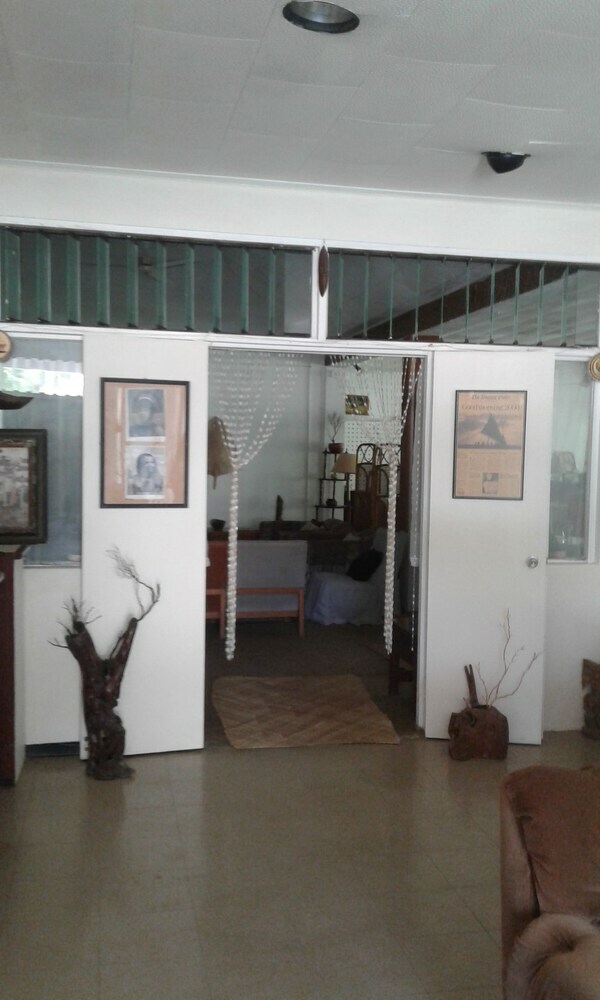Hotel The Friendly Islander (Papiloa's Place)