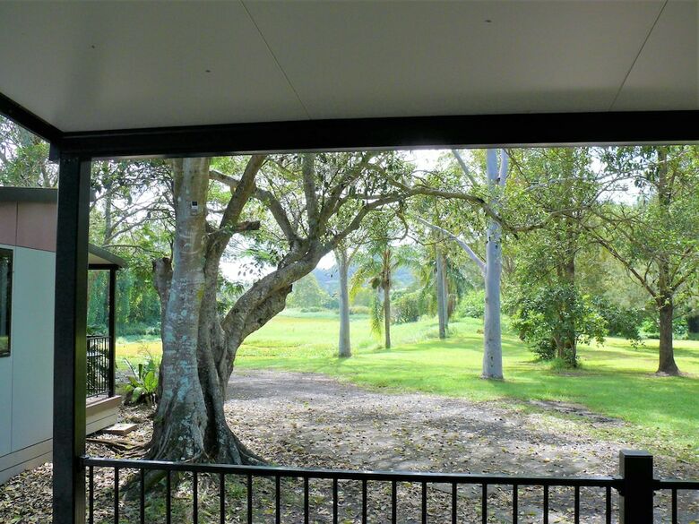 Cabana Lismore Lake Holiday Park