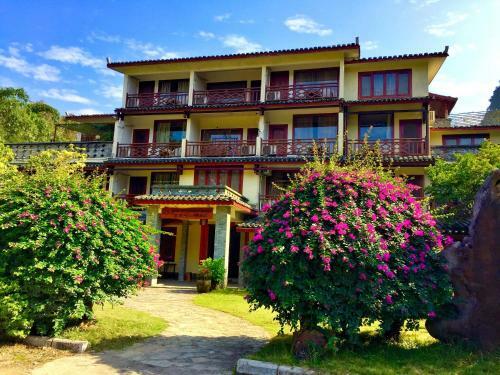 Posada Snow Lion Riverside Resort