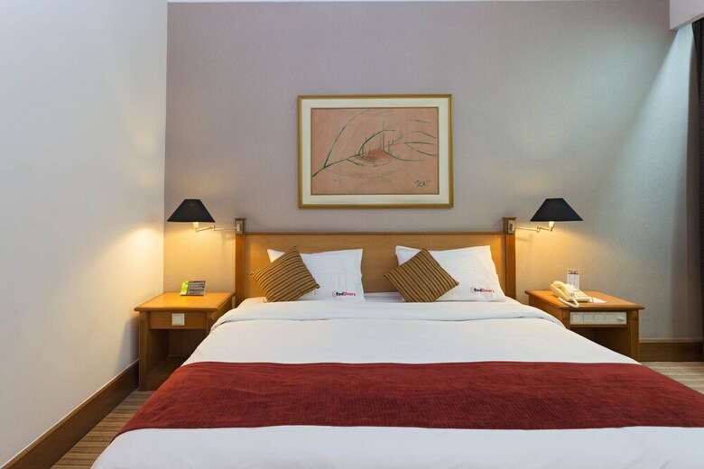 Hotel Reddoorz Plus @ S Parman
