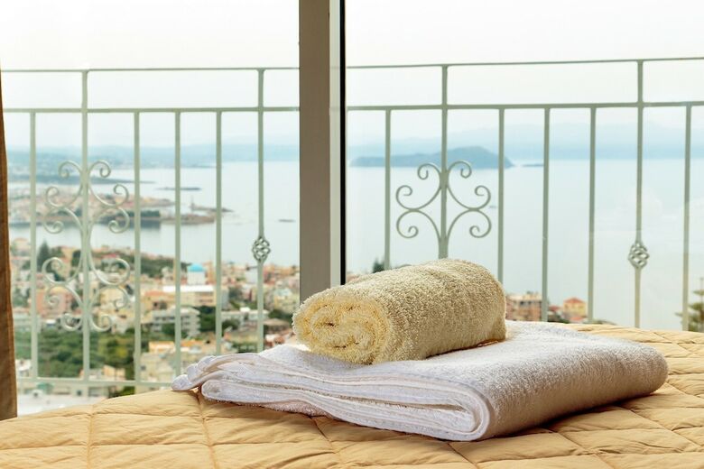Apartamentos Loucerna Art Hotel